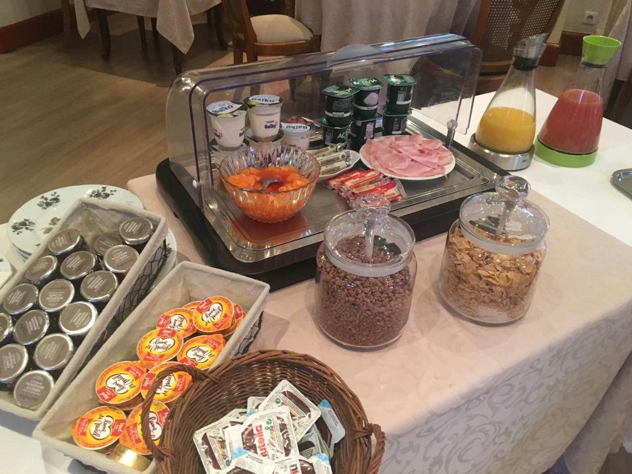 Hotel Restaurant Emile Job Montmerle-sur-Saone Bagian luar foto